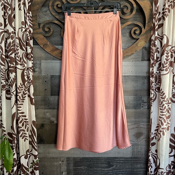 Elegant Pink Satin Women's Skirt with Slit - Picture 12 of 15